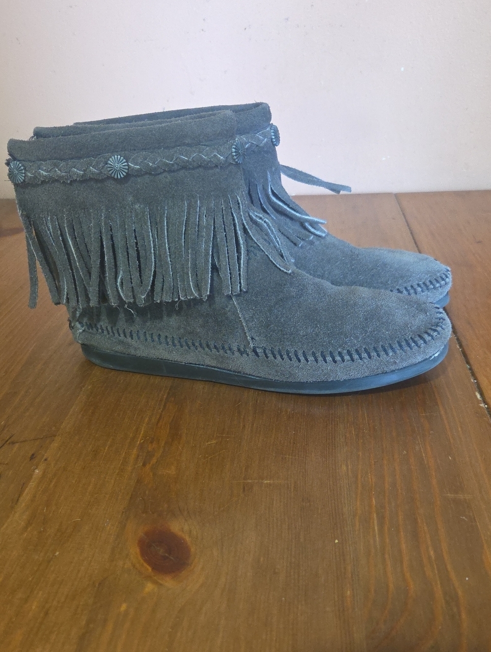 Minnetonka High Top Booties Womens Size 6.5 Suede Grey In Color Great For Fall!